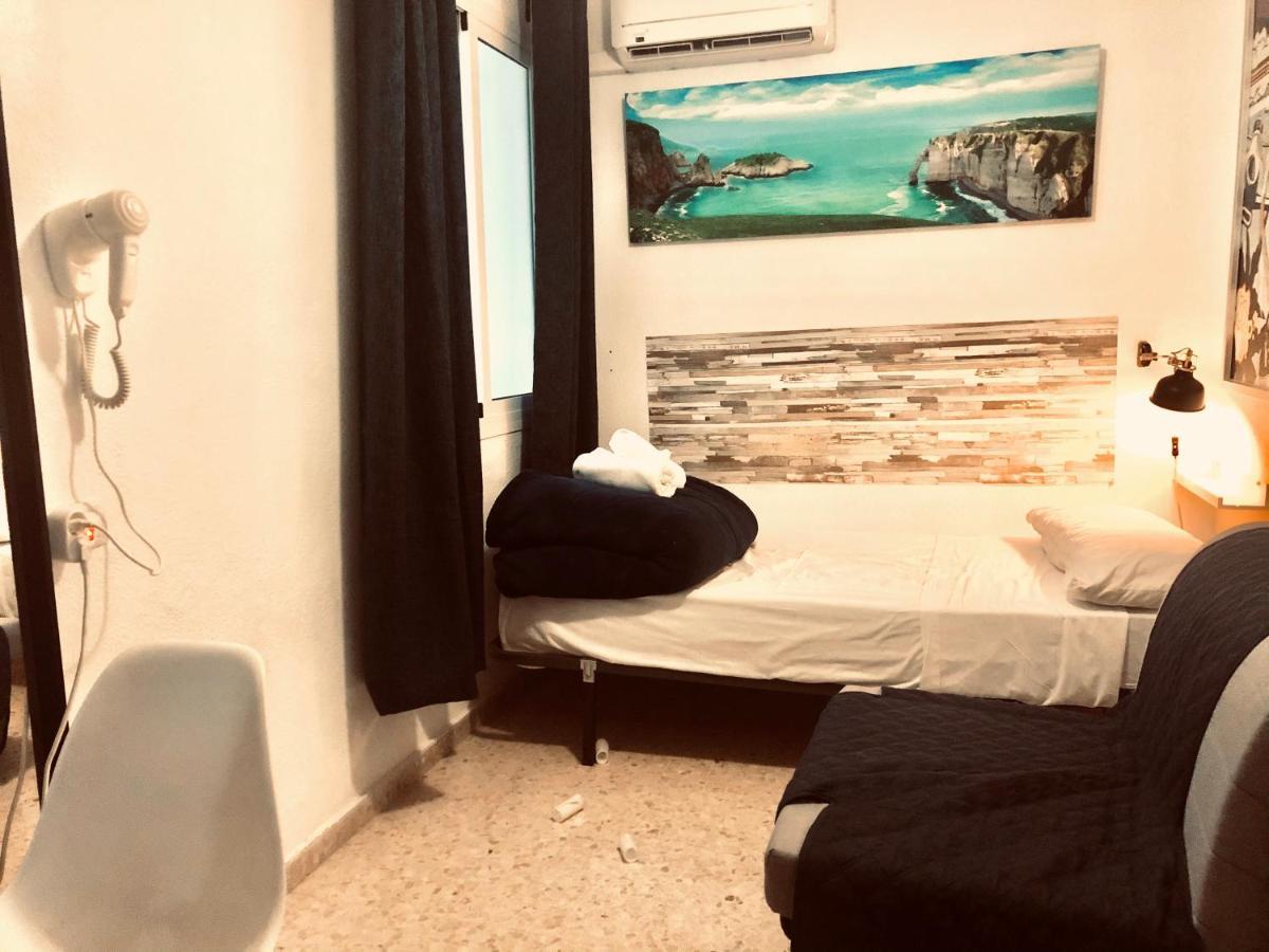 Low Cost Rooms Malaga River Dış mekan fotoğraf