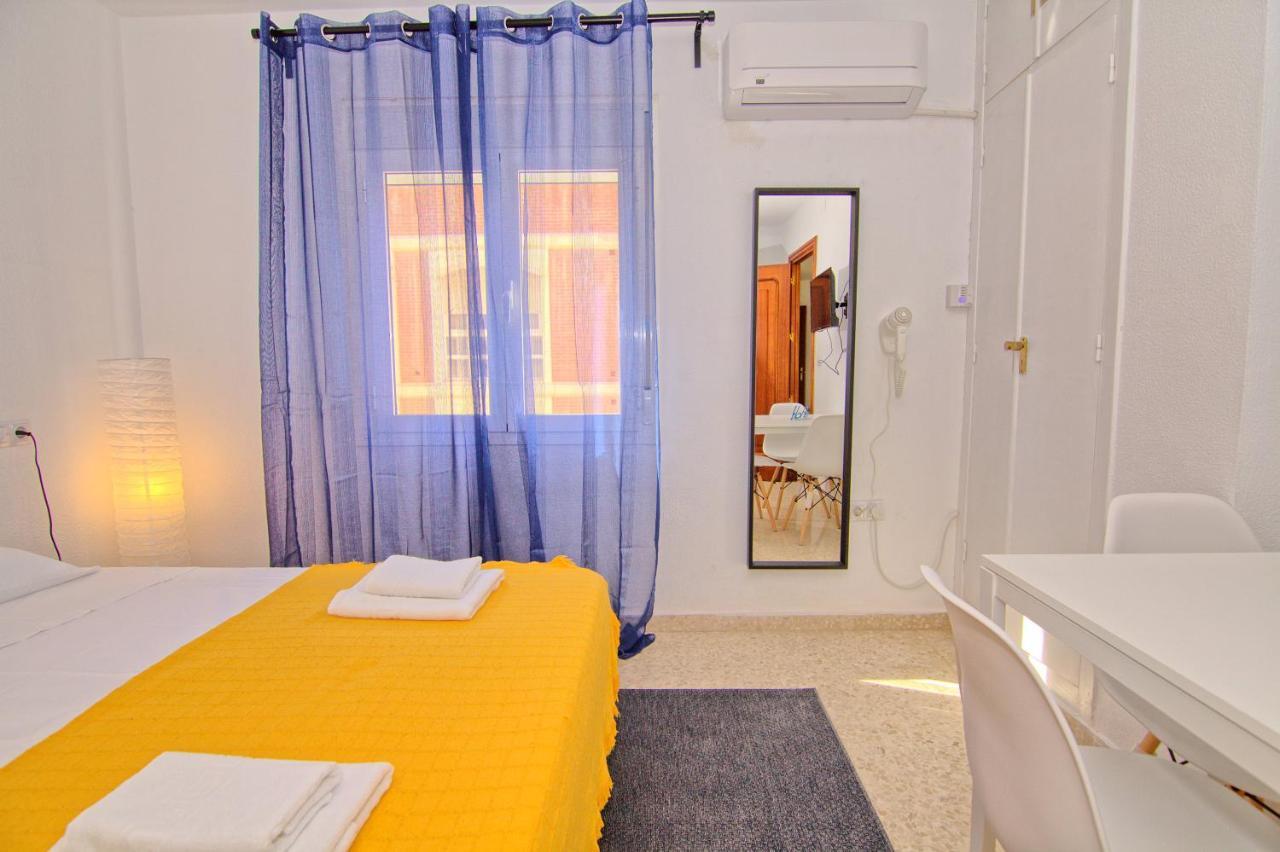Low Cost Rooms Malaga River Dış mekan fotoğraf